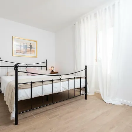 Vacation Santa Eufemia Villa Sutomiscica