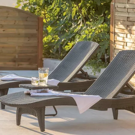 Vacation Santa Eufemia * Sutomiscica